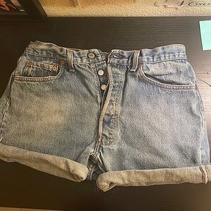 Levi’s summer jean shorts!!These shorts are mid/high-waist including 4 buttons.